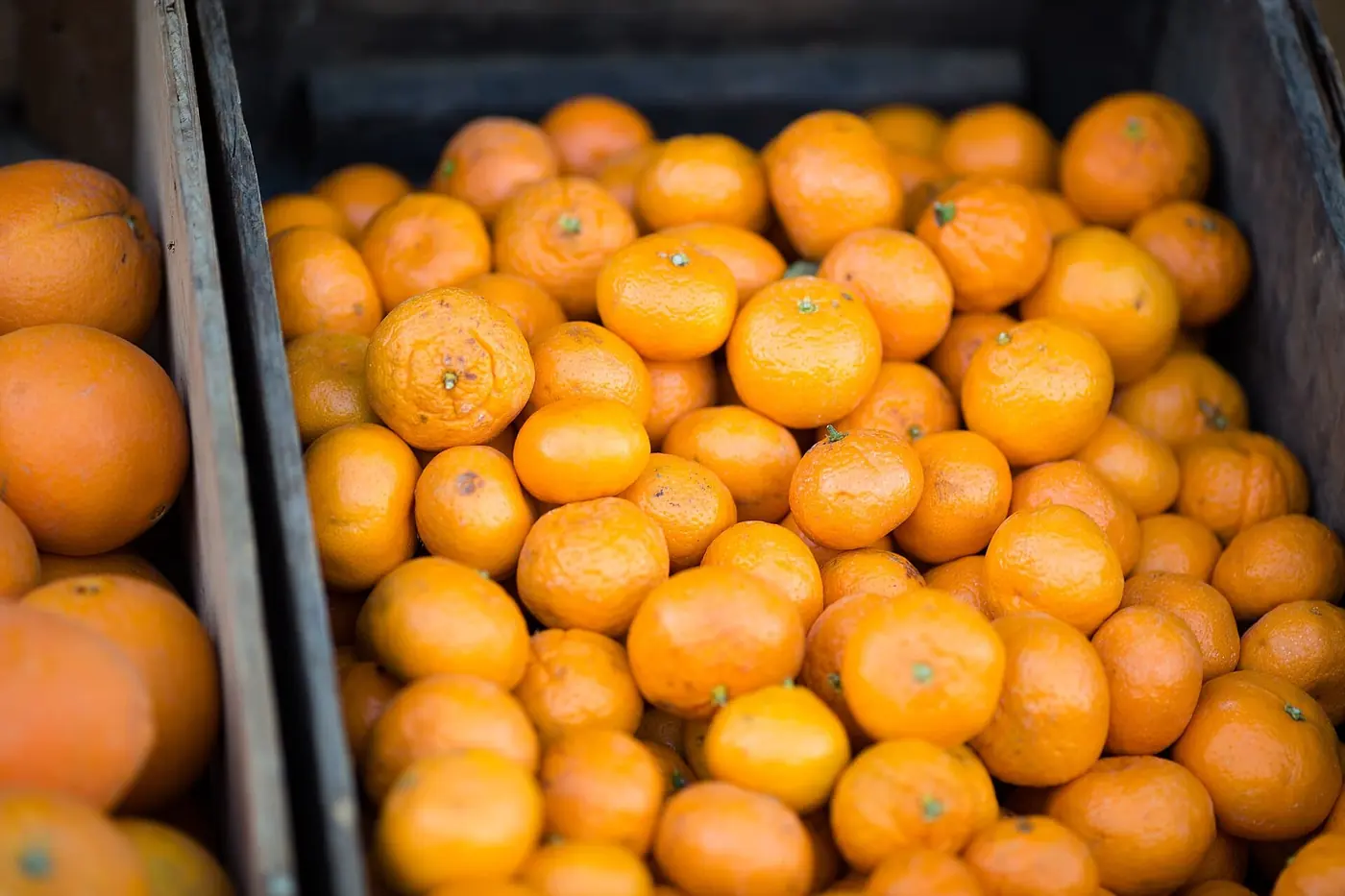 A full crate of freshly picked oranges